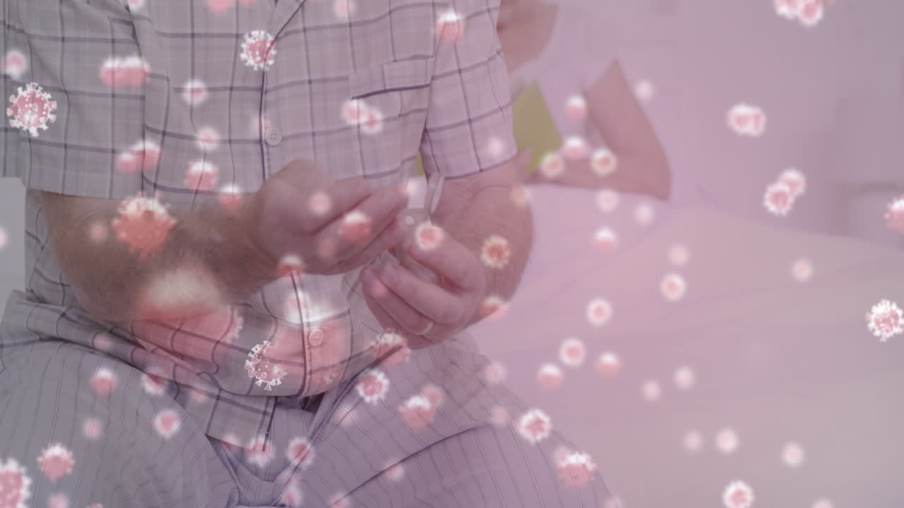 집에 있는 고령 백인 부부 위에 떠다니는 거대한 코로나19 세포의 애니메이션