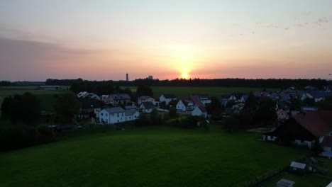 Leuchtend-Orangefarbenes-Sonnenlicht-In-Der-Ferne