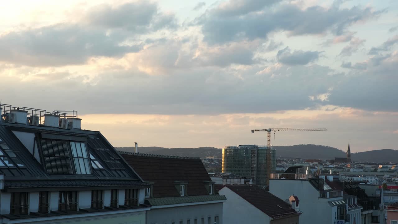 움직이는 구름의 타임스, 어이 마을 집 위로 내려오고