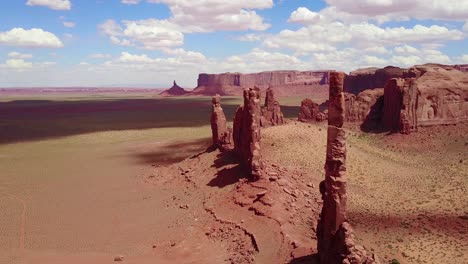 Wunderschöne-Inspirierende-Luft-über-Spitzen-Und-Felsformationen-Im-Monument-Valley-Utah-4