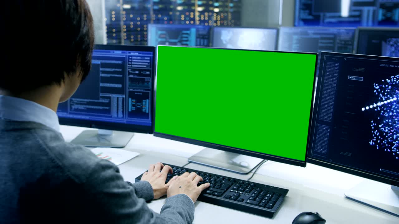 controlador técnico/operador trabajando en su estación de trabajo con múltiples pantallas con pantalla verde de maqueta. posible escenario de planta de energía/ despachador de aeropuerto/ centro de datos/ vigilancia gubernamental/ programa espacial.