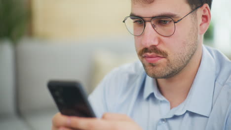 hombre navega por las redes sociales en su teléfono inteligente