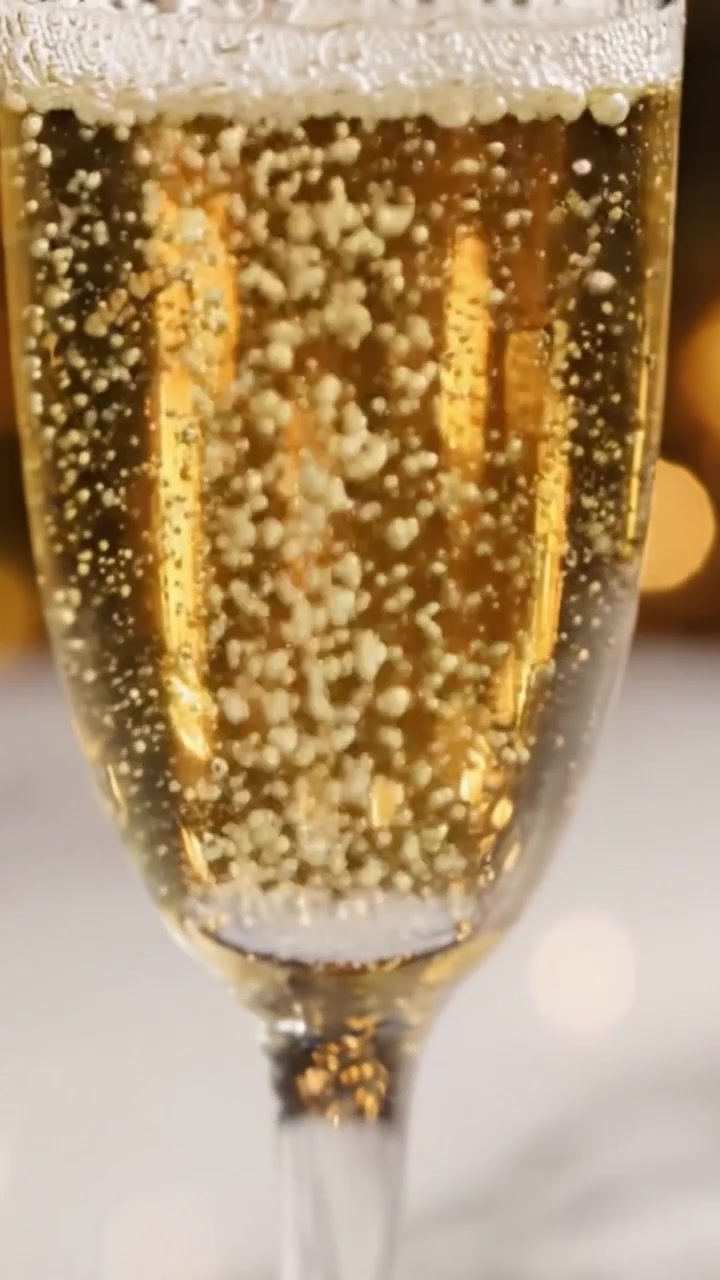 Bollicine Celebrative: Una Vista Ravvicinata di una Bevanda Frizzante in un Bicchiere, Evidenziando la Gioia Effervescente e la Felicità dei Momenti Speciali