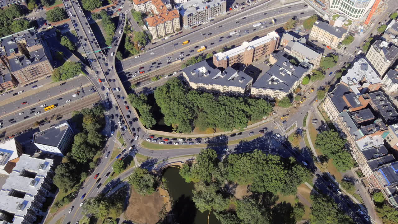 tráfico de paso elevado de la autopista en boston, massachusetts durante la hora pico - lapso de tiempo aéreo directo hacia abajo