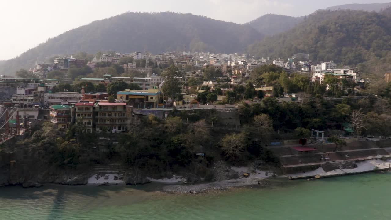 el puente colgante de hierro lakshman jhula sobre el río ganges desde un video de ángulo plano se toma en rishikesh uttrakhand india el 15 de marzo de 2022