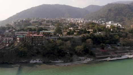 El-Puente-Colgante-De-Hierro-Lakshman-Jhula-Sobre-El-Río-Ganges-Desde-Un-Video-De-ángulo-Plano-Se-Toma-En-Rishikesh-Uttrakhand-India-El-15-De-Marzo-De-2022