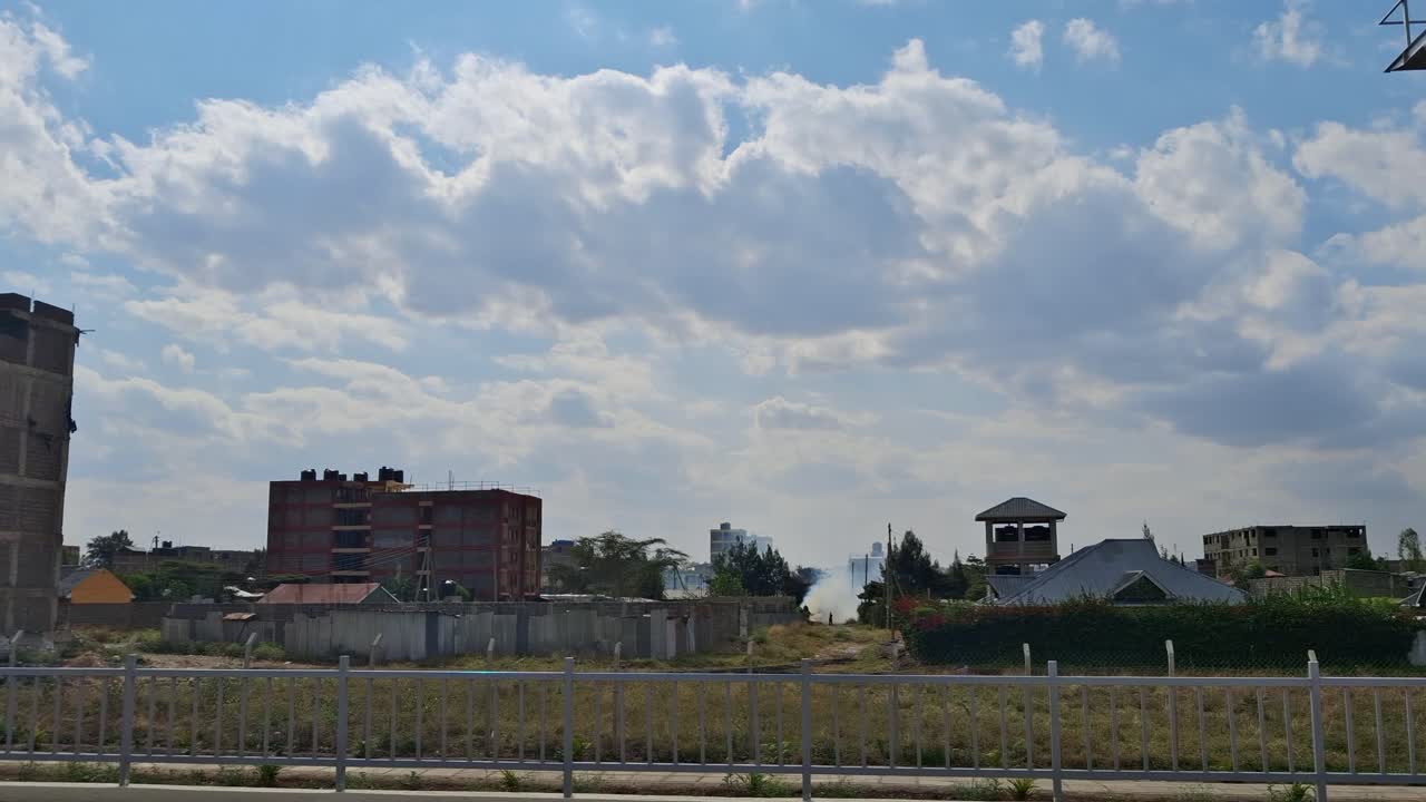 cielos despejados sobre un paisaje urbano en desarrollo en nairobi, mostrando la construcción y la naturaleza durante las horas de medianoche