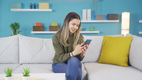 Young-girl-chatting-with-her-boyfriend.