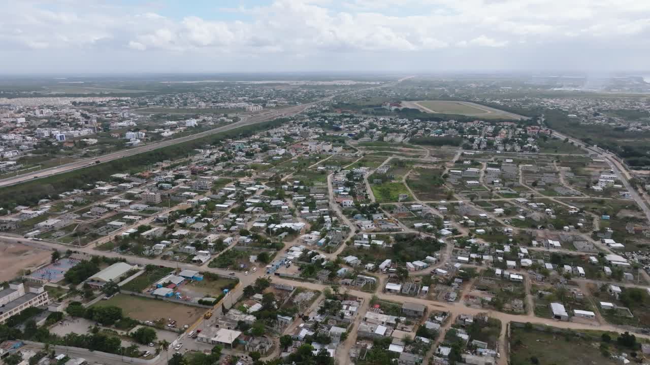 brisas del este se encuentra cerca del mirador residencial del este, santo domingo, república dominicana_foto aérea