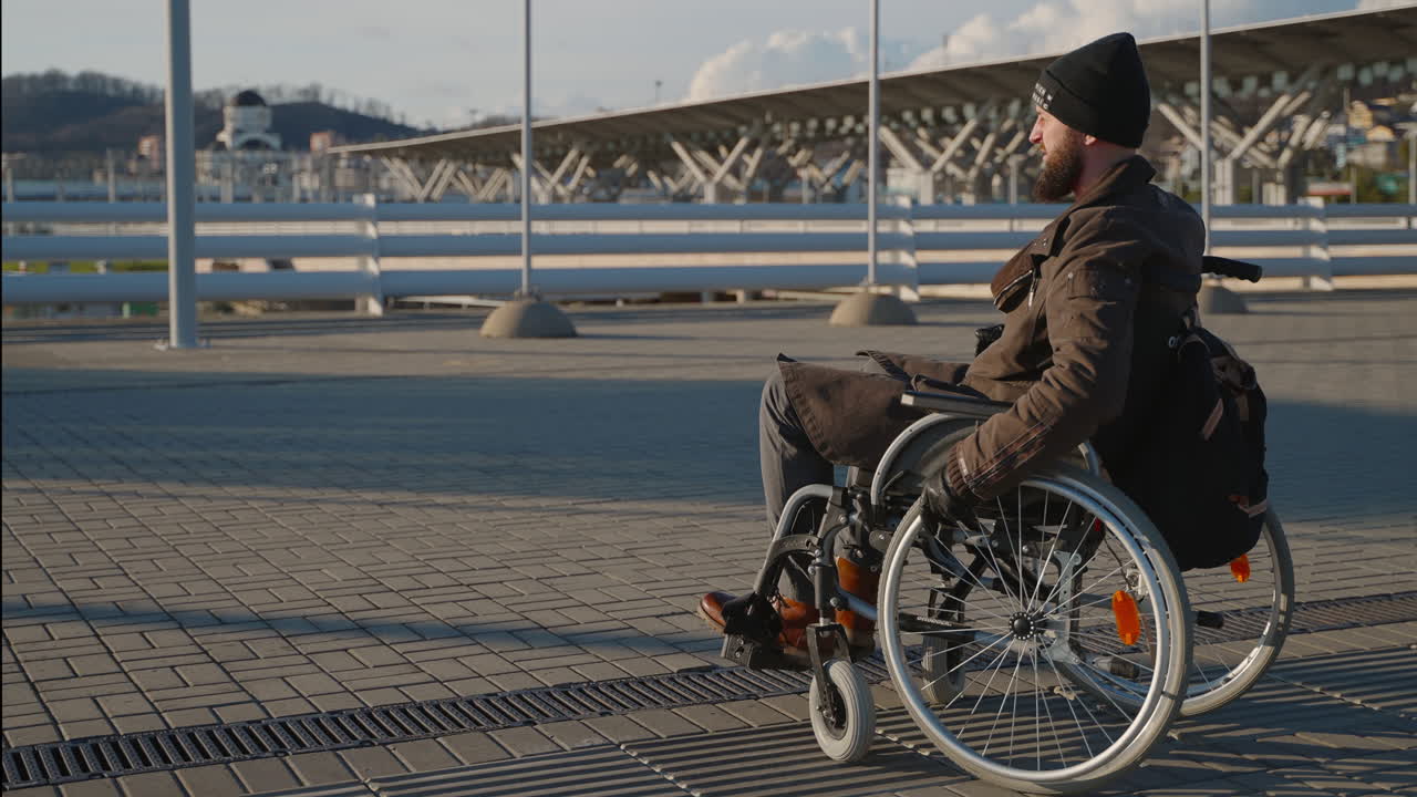 hombre en silla de ruedas al aire libre
