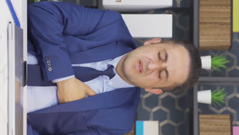 심장마비로 쓰러진 사업가의 수직 비디오입니다.