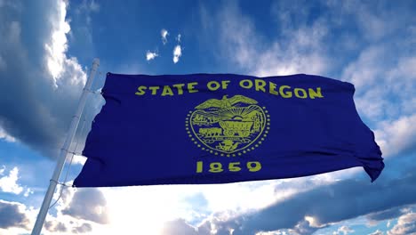 la bandera de oregón en un asta de bandera ondeando en el viento, fondo de cielo azul. 4k