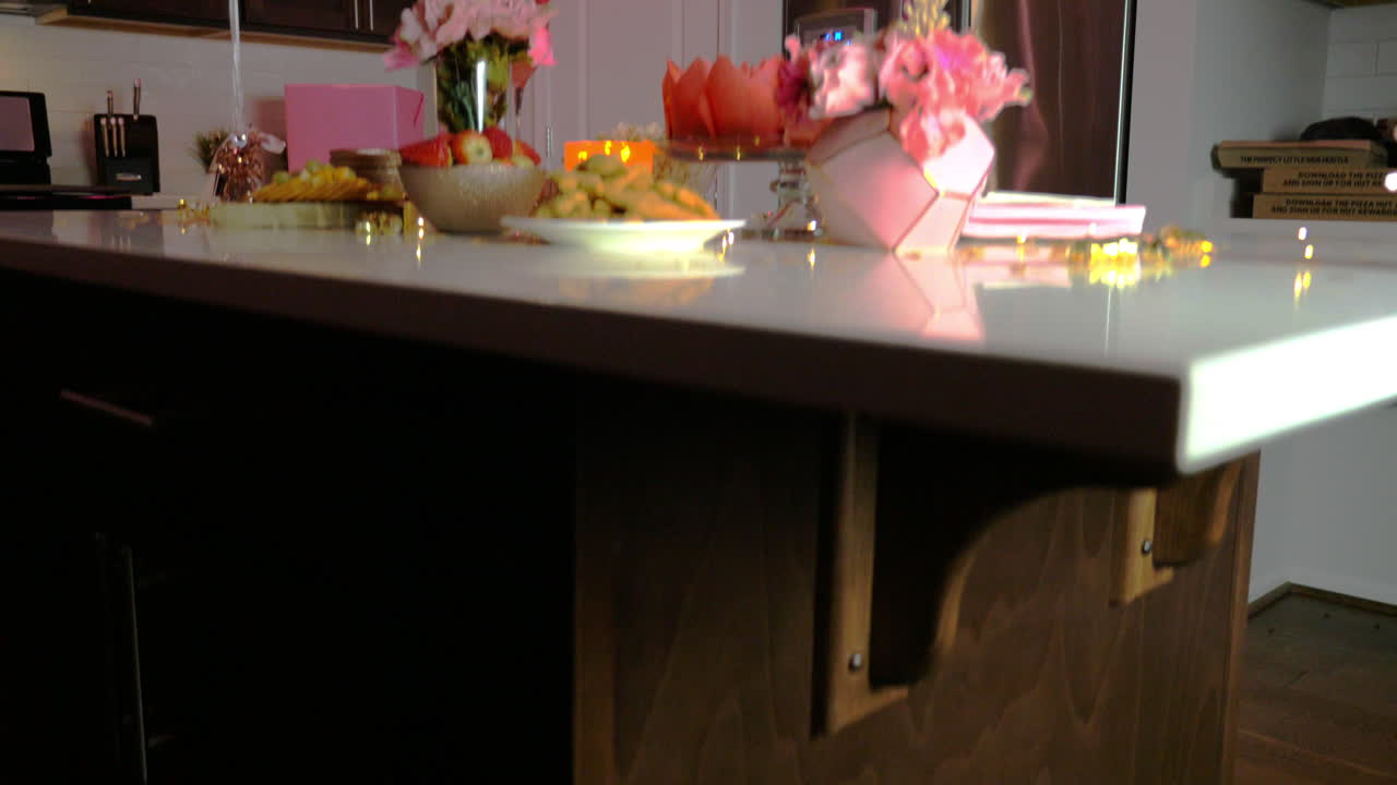 cocina decorada con cosas de cumpleaños, globos, velas, confeti y pastel