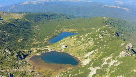 volando sobre lagos azules escondidos entre los picos de las montañas de rila