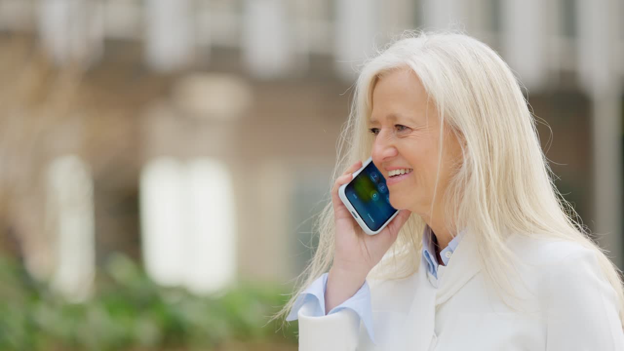 Açık Havada Akıllı Telefonla Konuşan Mutlu Yaşlı Kadın