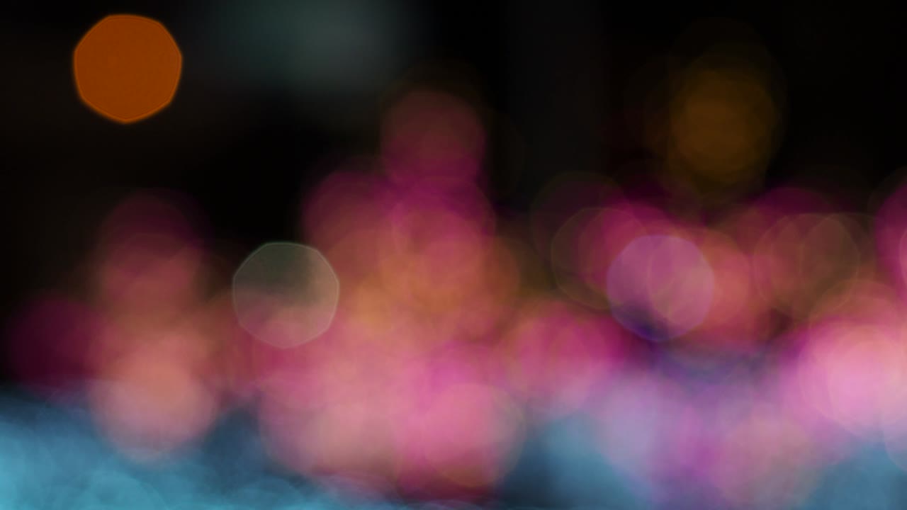 enfoque borroso de la luz en fondo negro de la lámpara en la noche en navidad antes del año nuevo 2018 tan hermosa fiesta romántica