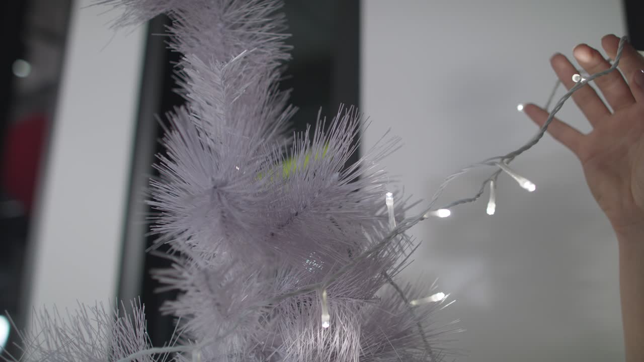 милое рождественское украшение снежный человек размещается для праздничного сезона