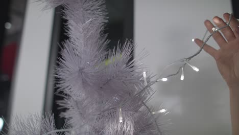 un lindo muñeco de nieve con decoración navideña se coloca para la temporada navideña