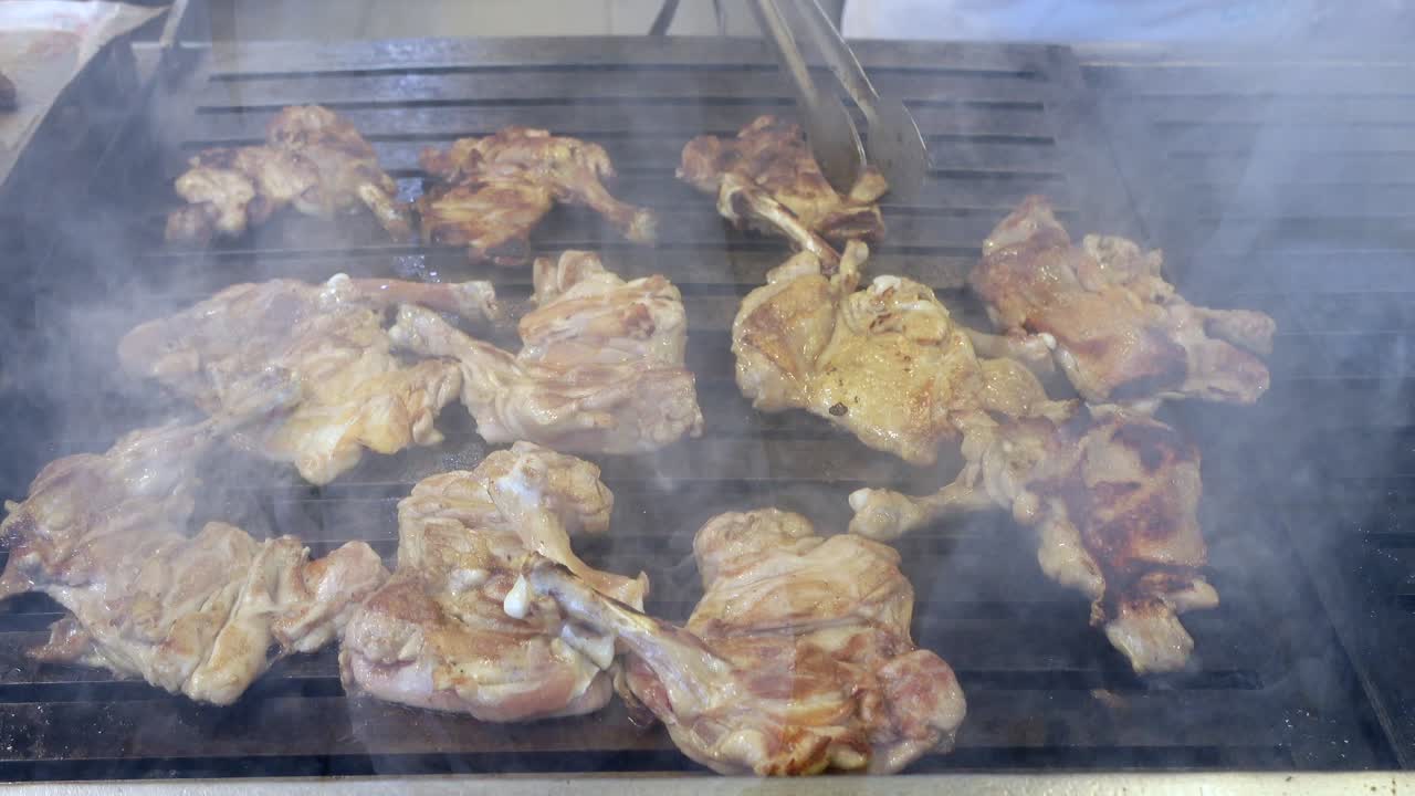 helado de pollo en una parrilla caliente