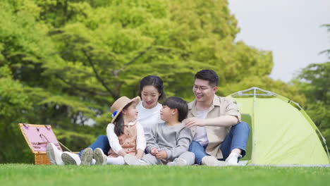 야외에서 행복한 가족, 공원에서 피크닉, 목적지의 개념, 가족 여행 및 여름 휴가 또는 휴가