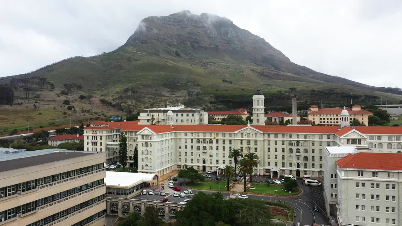 este es el hospital groote schuur en ciudad del cabo, sudáfrica.