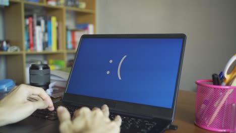 computadora portátil que muestra su pantalla con pantalla azul cuando tiene un error de sistema