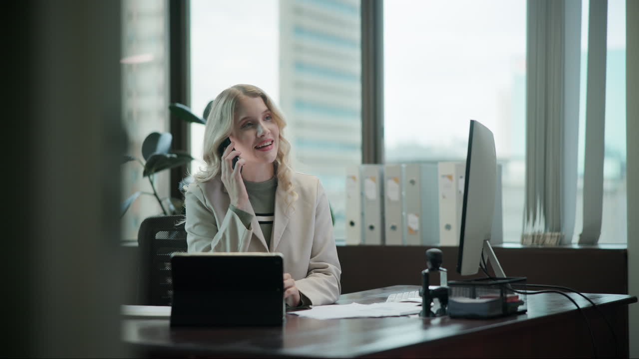 mujer de negocios en una llamada telefónica en una oficina