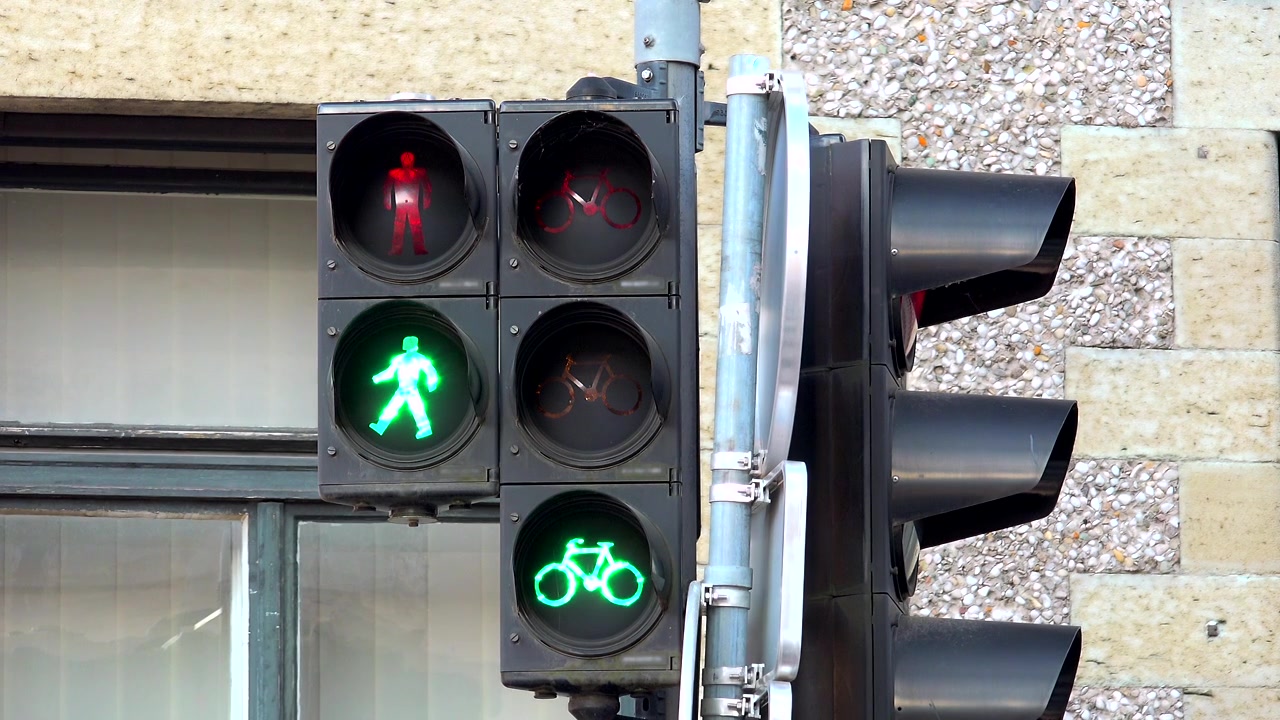 Semáforo cambiando las señales para peatones y ciclistas.