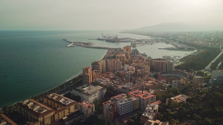 Vista panoramica aerea della città di Malaga, del porto e della costa mediterranea
