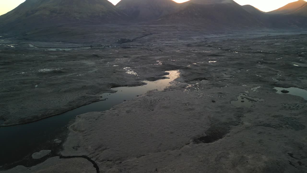 volando hacia loch caol con pan up revelando el amanecer sobre las montañas red cuillin en sligachan en la isla de skye escocia