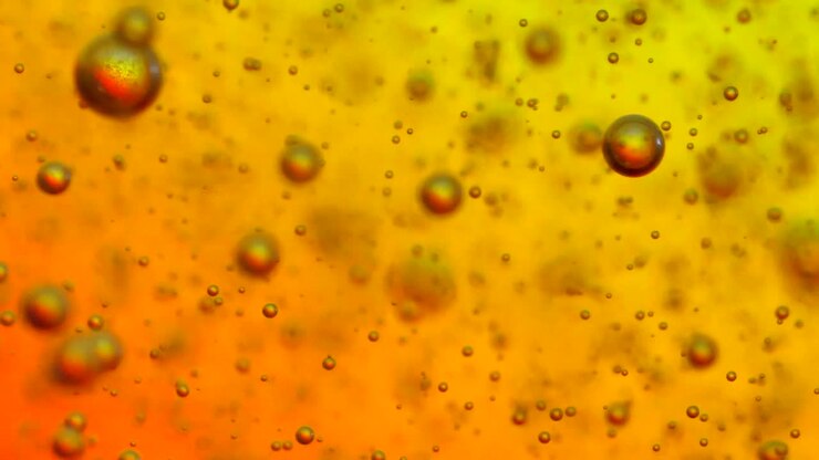 Bollicine che salgono in un bicchiere con uno sfondo che cambia colore
