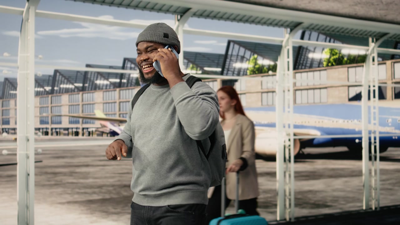 Uomo in aeroporto che si gode una conversazione telefonica, in viaggio aereo per vacanza