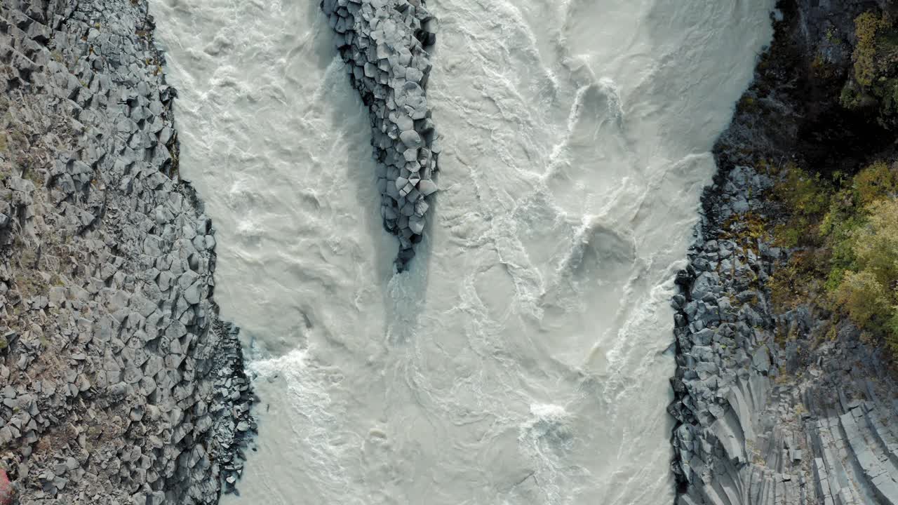 беспилотник сверху вниз - каньон стурлагиль, текущая ледниковая река, скальные образования