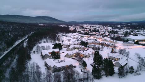 ciudad escocesa envuelta en una gruesa manta de nieve fresca en una noche fría de invierno