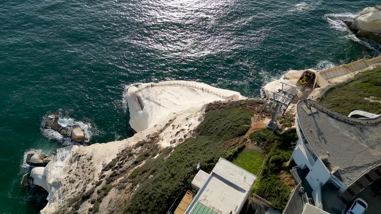 이스라엘 과 레바논 의 국경 을 분리 하는 가장 북쪽 지점 인 로시 하니크라 의 아름다운 4k 드론 파노라마 비디오