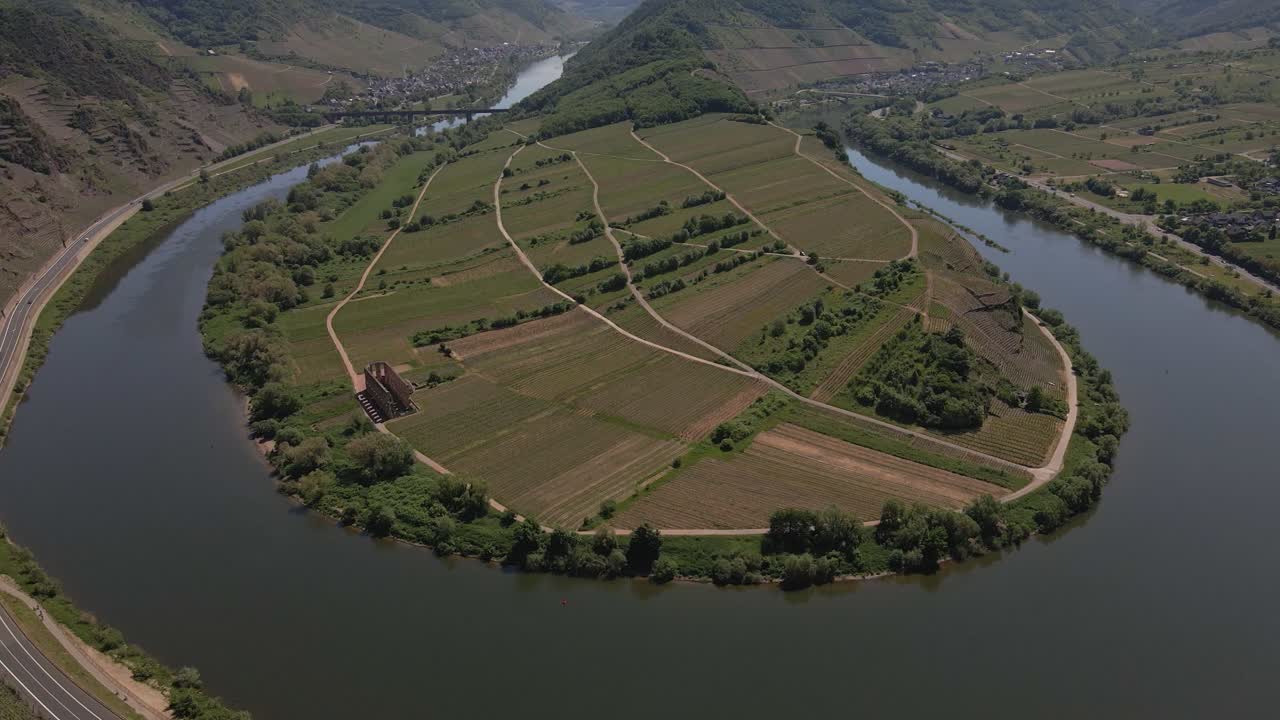 Panoramica aerea sopra l'ansa della Mosella a Bremm