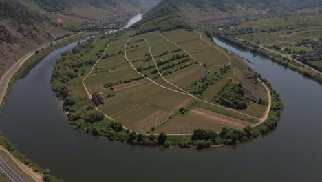 Toma-Panorámica-Aérea-Sobre-El-Bucle-Bremm-Moselle