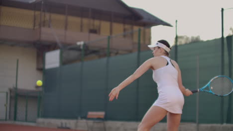 Mujer-Profesional-Equipada-Golpeando-Con-Fuerza-La-Pelota-De-Tenis-Con-Raqueta-De-Tenis.-Mujer-Equipada-Profesional-Golpeando-Fuerte-La-Pelota-De-Tenis-Con-Raqueta-De-Tenis.