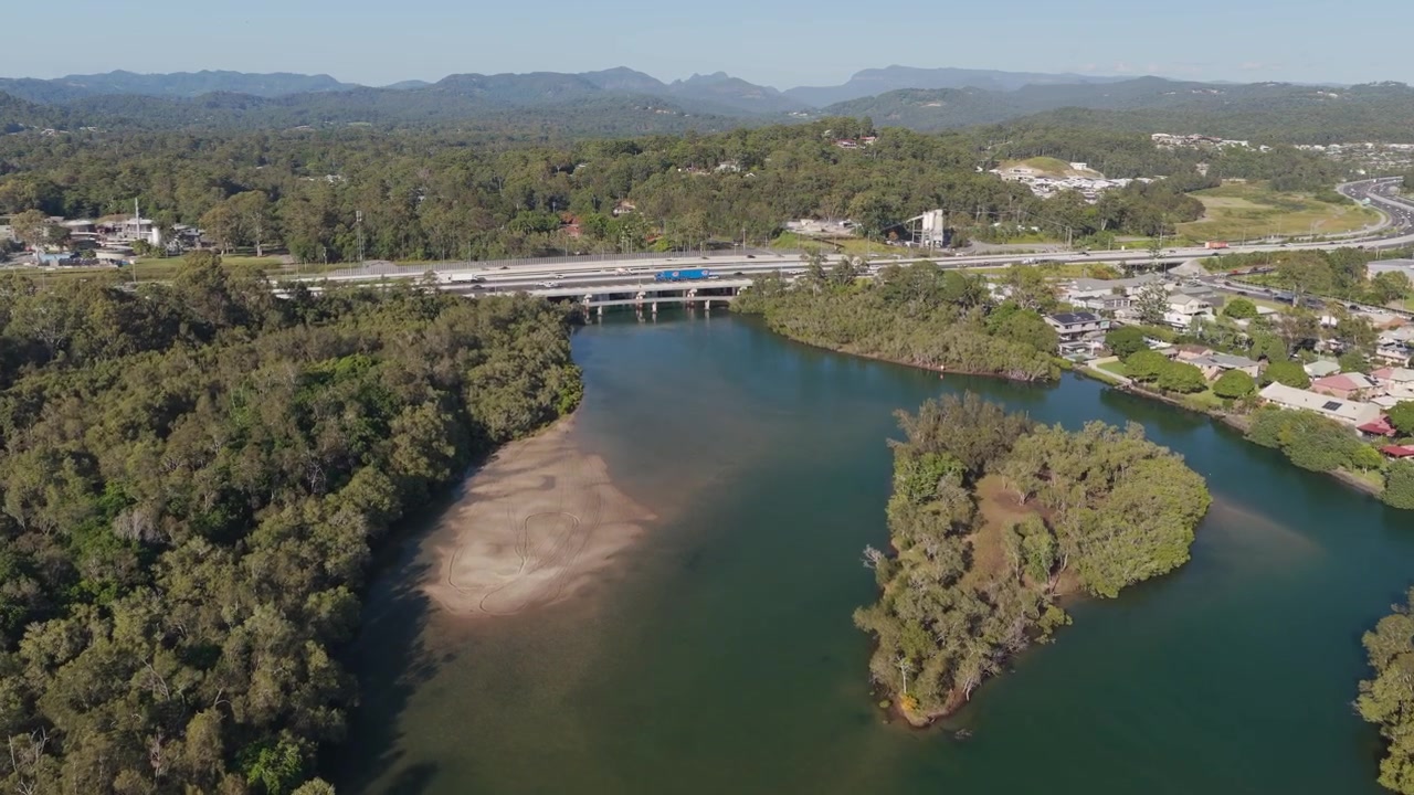 Arroyo Tallebudgera y Autopista en Gold Coast, Queensland, Australia - Toma de Dron
