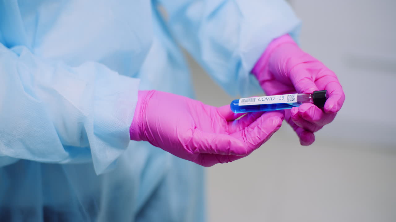 científica femenina sosteniendo tubos y matraz con líquido en las manos 5