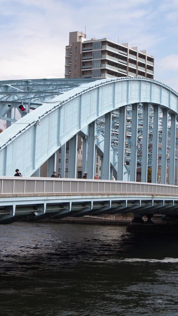 Inquadratura statica dell'arco storico del Ponte Eitai con edifici urbani a Tokyo, Giappone