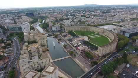 Un-Dron-Aéreo-Se-Aleja-Sobre-El-Barrio-De-Antígona-En-Montpellier.-Semicircular