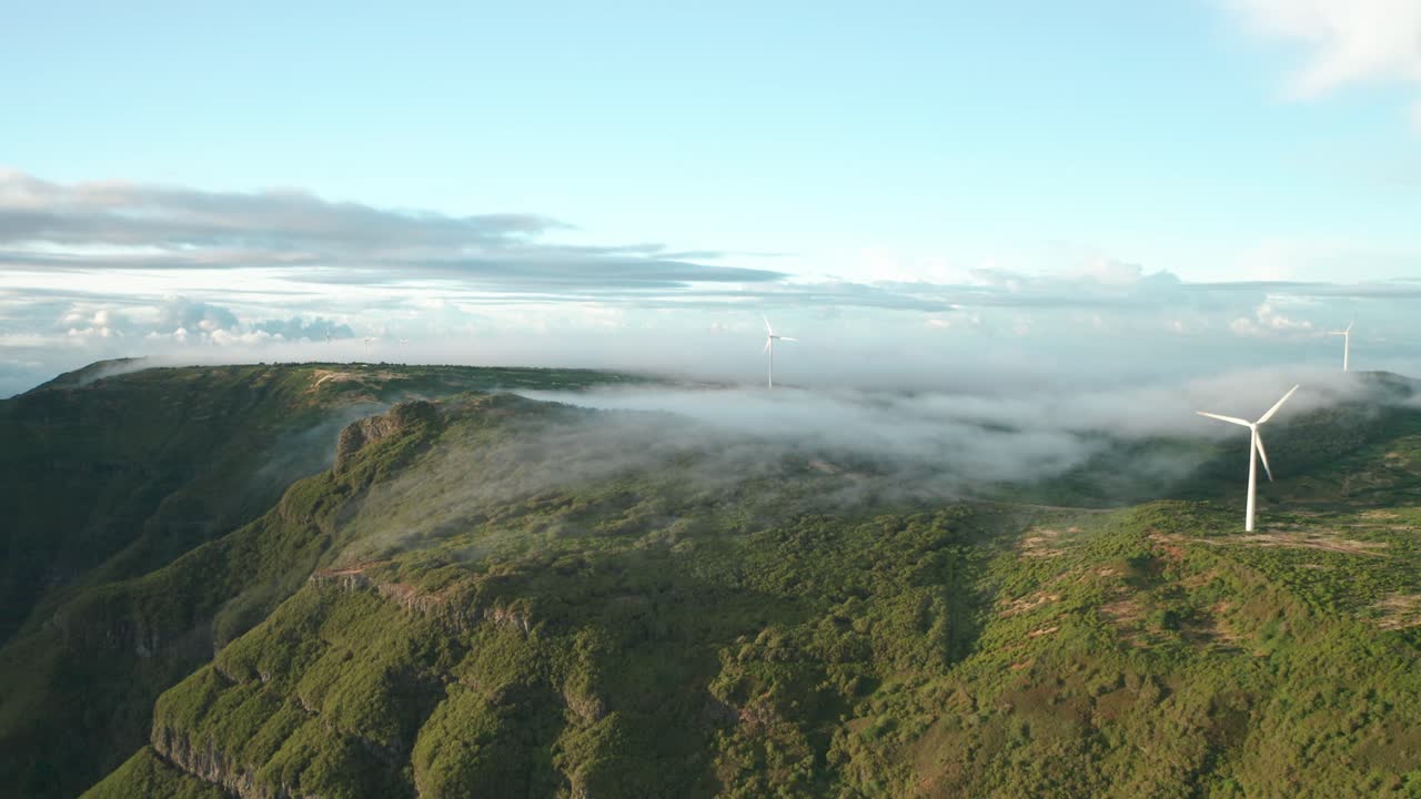 녹색 슬로프와 구름이 산 위로 굴러가는 멋진 풍경