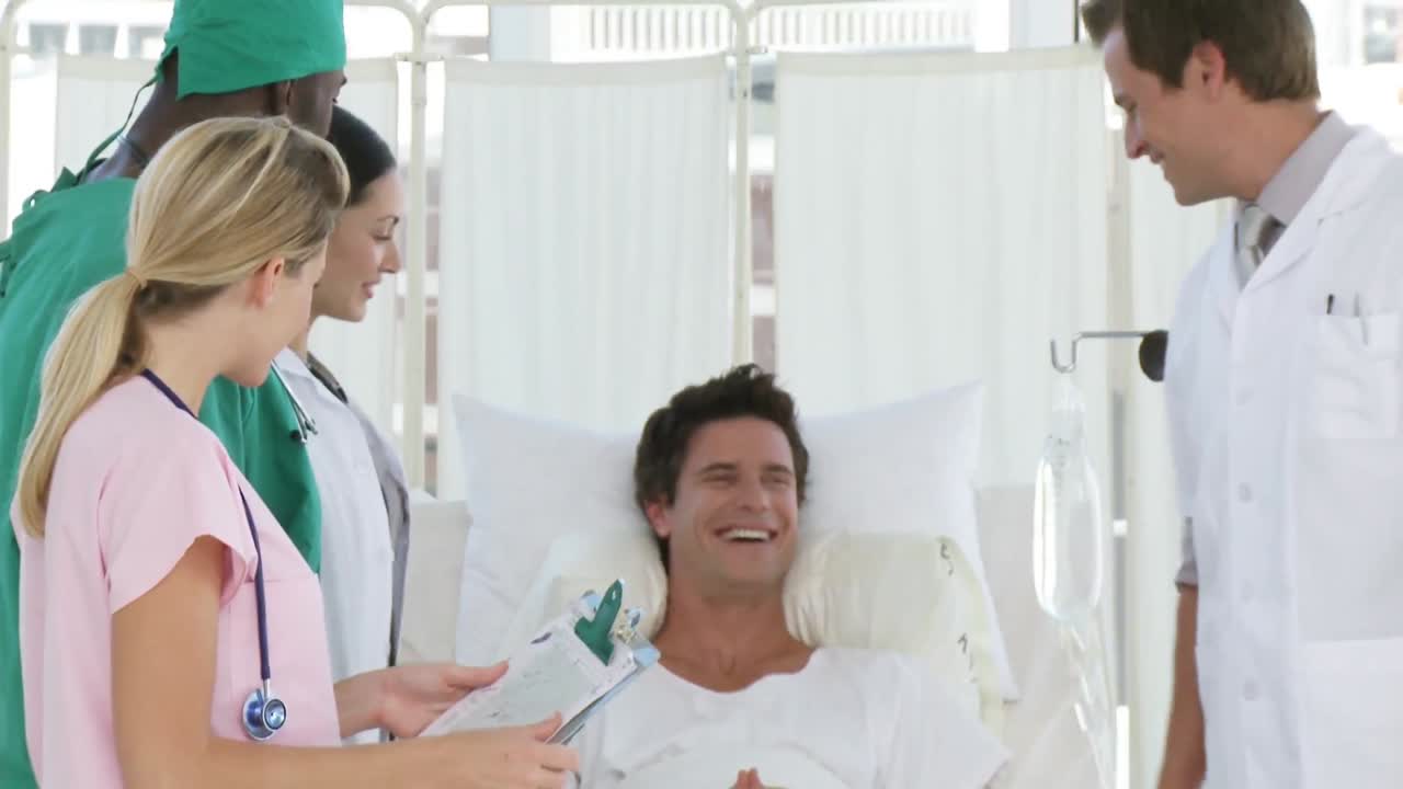 equipo del hospital con un paciente