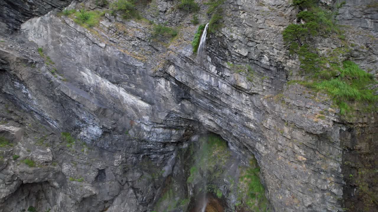 ladera rocosa salpicada por agua que cae desde el pico alto de la montaña en los alpes albaneses