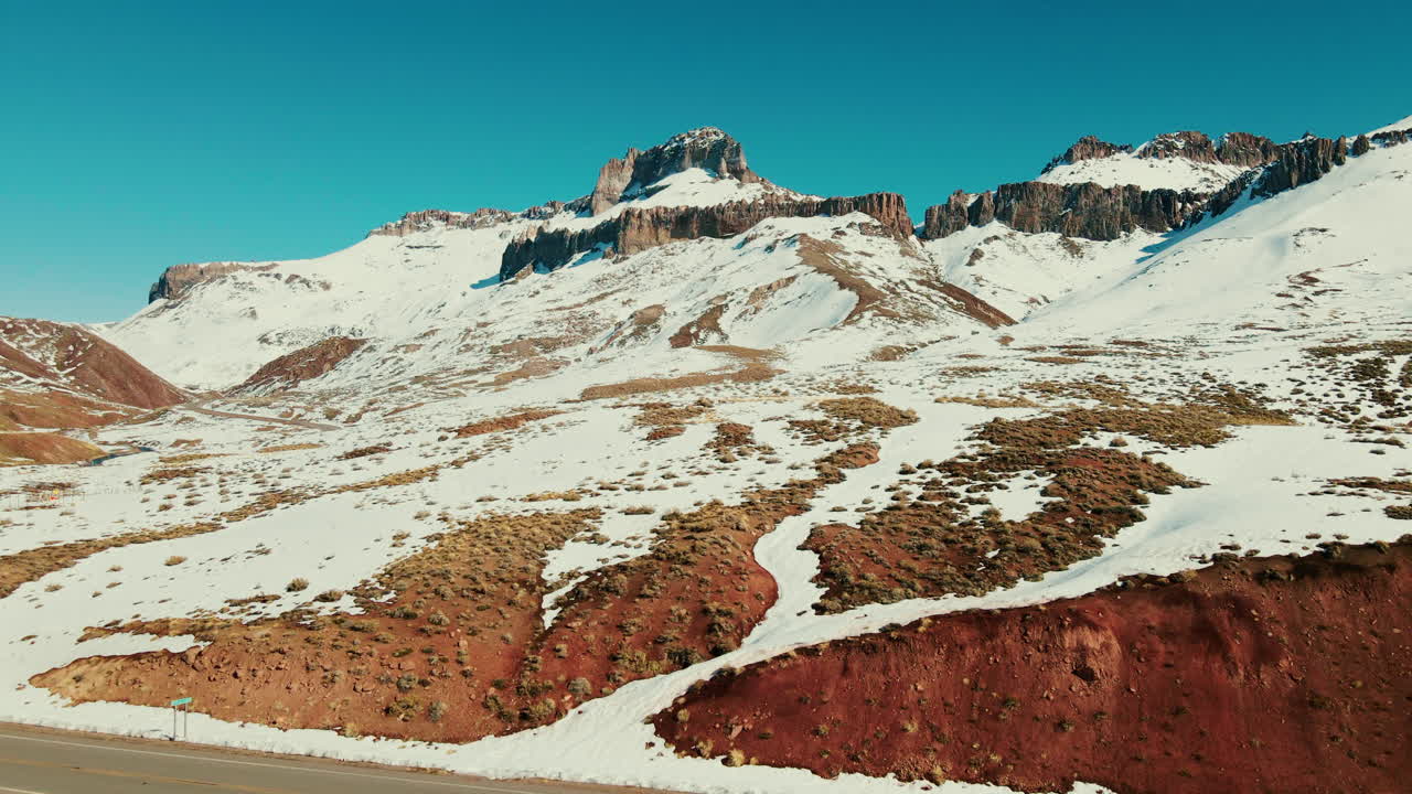 시간에 의해 조각 된 눈에 띄는 바위 형식은 아르헨티나와 칠레 사이의 안데스 산맥을 장식합니다.