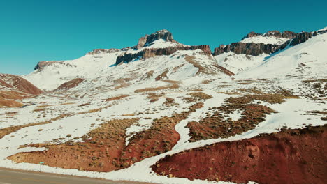 las llamativas formaciones rocosas esculpidas por el tiempo adornan los andes entre argentina y chile en la región patagónica.