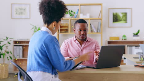 tableta, portátil y gente de negocios trabajo en equipo