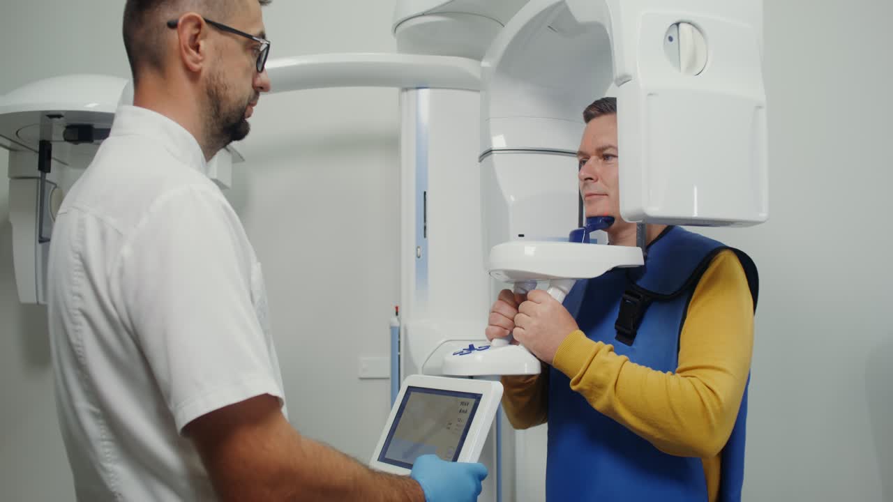 Dentista che esegue una radiografia dentale su un paziente