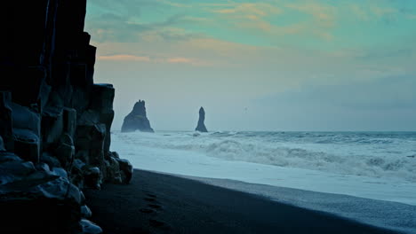 Static-shot-of-Reynisfjara-beach-near-Vik-in-Iceland